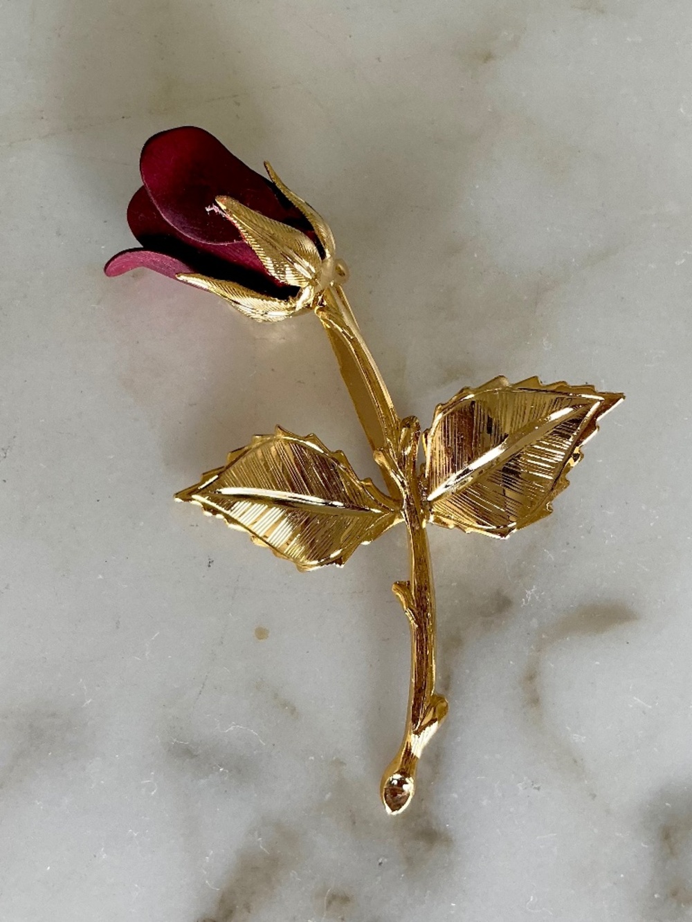 VINTAGE BIG GOLD METAL RED ROSE BROOCH PIN IN ORIGINAL BOX 2 3/4” LONG